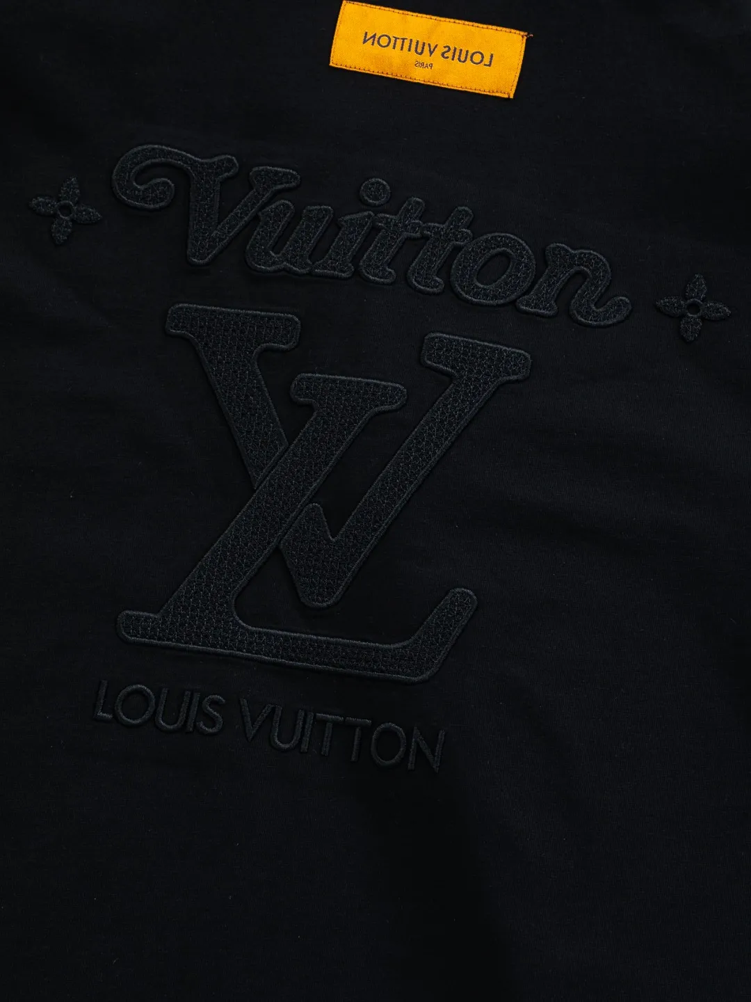 🅿️220 Louis Vuitton 1V LV slightly wide version S-XL LV 26ss new product counters are on the shelves at the same time. Multiple craftsmanship. Three-dimensional water-soluble cotton letters on the chest🪡 embroidery + water-soluble cotton large letters logo on the back🪡 embroidery. Round neck short-sleeved T-shirt, same style for men and women! Consigned to one-to-one creation. Synchronized with the official website, pure cotton fabrics at the counter! It is close to the skin and comfortable, durable and easy to wear. It has a classic and simple logo design and meticulous original craftsmanship. Short-sleeves, a must-have item for men, do not appear to be the same for the general public, but must be unique and eye-catching. This LV short-sleeve is all about quality, comfort, the same shape and fashion as always, including fabrics and cutting techniques. All of them have been made with great effort! 320 grams of washed pure cotton fabric, pure cotton is breathable, very refreshing and comfortable for daily wear. The rib knitting on the neckline is smooth and tight, and the neckline will not be skewed if you toss it at will. The loose version, you will find that it looks really good on the upper body. The overall is minimalist and neat, super versatile for daily use! Pair it casually with a pair of pants for a youthful look. A T-shirt will make your outfit crazy. It is a fashionable item that can never go wrong! Color: Black White Size: S-XL Size chart: S: Shoulder width 50-Bust 56-Length 70 M: Shoulder width 52-Bust 57-Length 72 L: Shoulder width 54-Bust 59-Length 74 XL: Shoulder width 56-Bust 62-Length 76